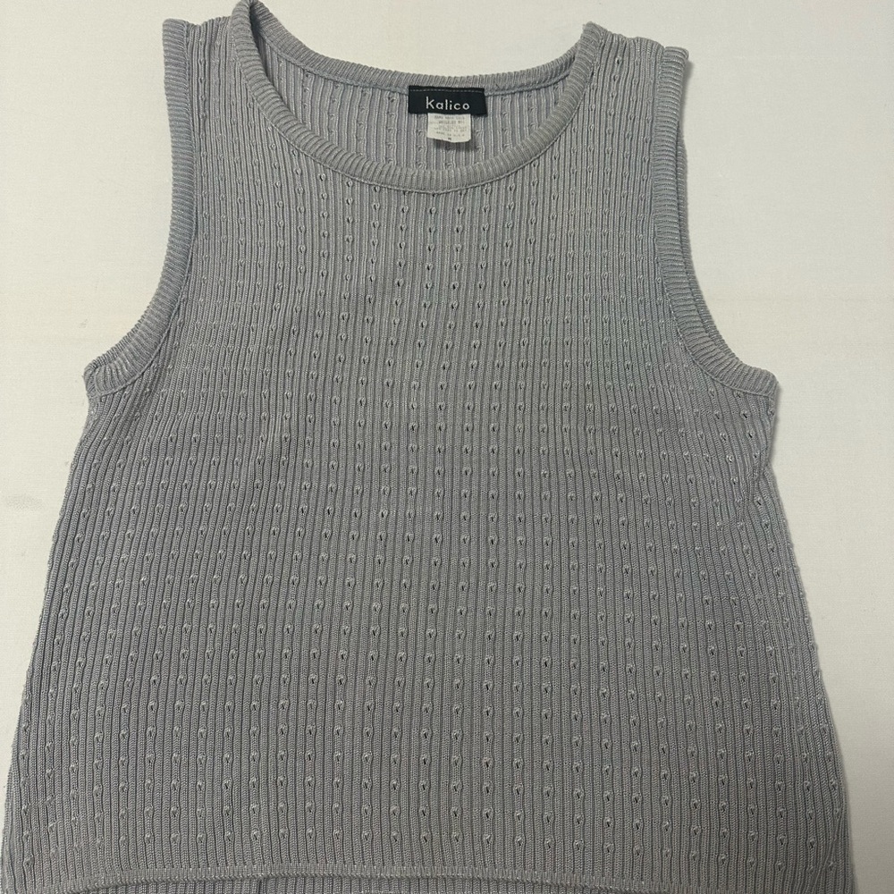 Sleeveless crew neck top